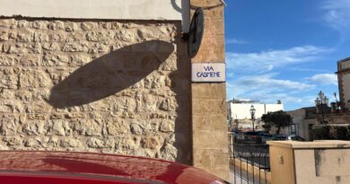 Targhe per la toponomastica cittadina. Ma ci sono strade dove tanti lavori sono rimasti incompiuti.