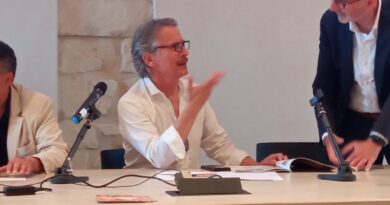Podcast sul Sudest della Sicilia. Presentato con successo alla stampa. Stamani al Macc di Scicli. Testimonial Cesare Bocci, alias Mimì Augello. Podcast sul Sudest della Sicilia. Presentato con successo alla stampa. Stamani al Macc di Scicli. Testimonial Cesare Bocci, alias Mimì Augello.