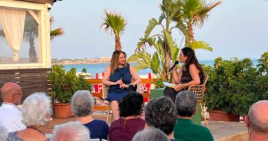 La personalità e l’autorevolezza di “Joanna degli Incanti” di Simona Lo Iacono incantano il pubblico di “Autori & Libri”. Prossimo appuntamento con Oscar Farinetti La personalità e l’autorevolezza di “Joanna degli Incanti” di Simona Lo Iacono incantano il pubblico di “Autori & Libri”. Prossimo appuntamento con Oscar Farinetti