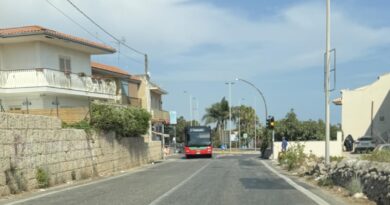 Un semaforo a chiamata lungo la litoranea di Sampieri